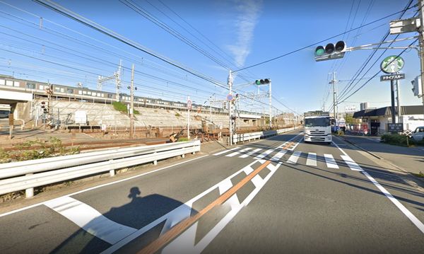▲▼2中國女觀光客楊景文（24歲）、張新恰（23歲）站鐵軌上等紅燈，下秒遭日本電車撞死，引起中日兩地網友關注。（圖／翻攝自Google Maps）