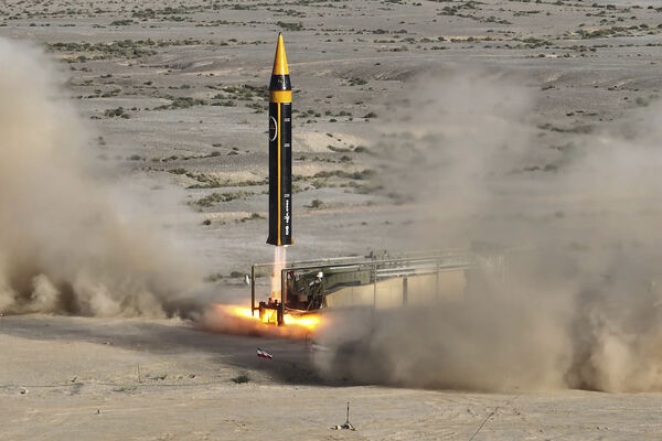d8273024-1 ▲▼ 伊朗國防部2023年5月25日發布照片,顯示 Khorramshahr-4飛彈在一處未公開地點發射。(圖/達志影像/美聯社)