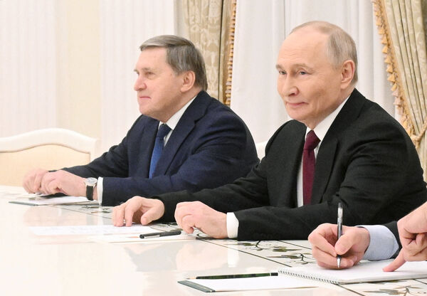 ▲▼克里姆林宮高級顧問烏沙科夫（Yuri Ushakov）與俄羅斯總統普丁（Vladimir Putin）出席美俄會談。（圖／路透）