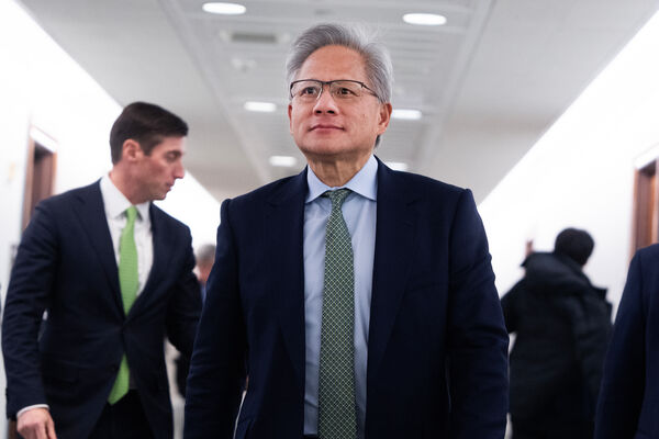 ▲▼2025年12月3日，輝達（Nvidia）執行長黃仁勳（Jensen Huang）親赴華府，與參議院銀行委員會會面。（圖／達志影像／美聯社）