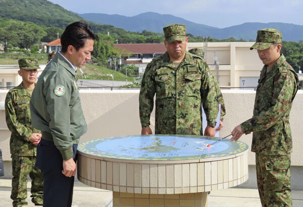 ▲▼日本防衛大臣小泉進次郎赴石垣島的陸上自衛隊石垣駐地，與駐守的陸上自衛隊隊員會面。（圖／路透）