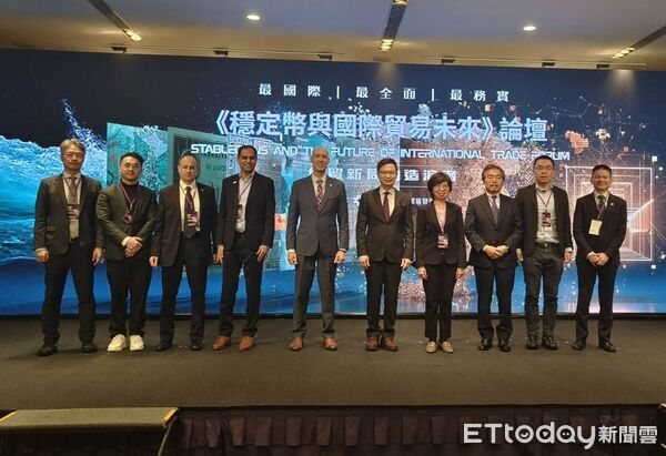 d8537646 ▲左五起美國在台協會商務官柯思遠、貿協董事長黃志芳、金融監理管理委員會副主任莊秀媛與論壇主講人合影。(圖/記者張佩芬攝)