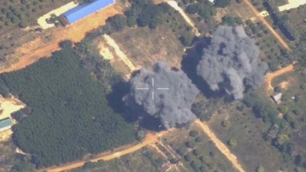 ▲▼泰國空軍使用F-16戰機在柬埔寨卜迭棉芷省平日柏縣（Preah Netr Preah）。（圖／路透）