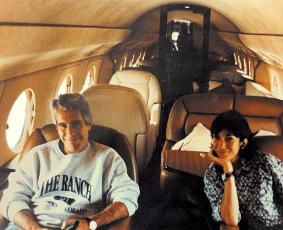 d8546828 ▲▼ 美國司法部19日公開已故富商、性犯罪者艾普斯坦(Jeffrey Epstein)大量檔案照片。其前女友、已定罪共犯麥克斯威爾(Ghislaine Maxwell)(圖/路透)