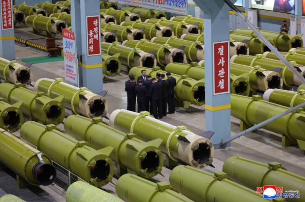 d8553915 ▲▼北韓領導人金正恩近期在東岸城市咸興巡視多家飛彈與軍工企業。(圖/取自朝中社)