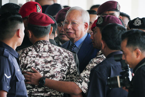 ▲▼馬來西亞前首相納吉（Najib Razak）26日在監獄官員護送下抵達吉隆坡高等法院。（圖／達志影像／美聯社）