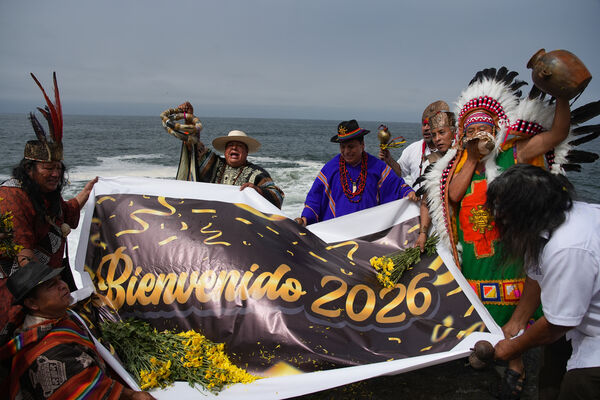 ▲秘魯薩滿29日舉行一年一度的傳統儀式，針對2026年發表各項預測。（圖／達志影像／美聯社）