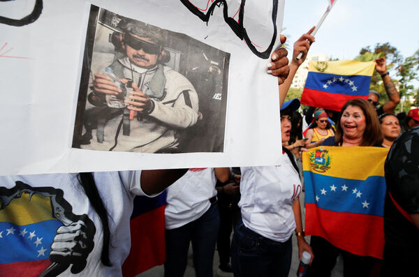 ▲▼委內瑞拉總統馬杜洛（Nicolas Maduro）及其妻子遭美國逮捕後，反對派民眾上街慶祝。（圖／路透）