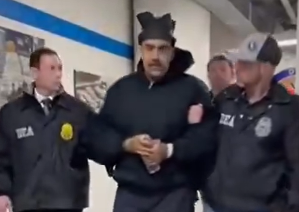 ▲▼委內瑞拉總統馬杜洛（Nicolás Maduro）上銬押解最新畫面。（圖／翻攝自X／@RapidResponse47）