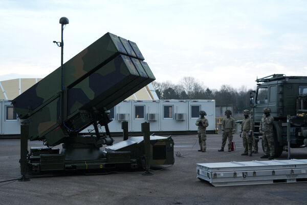 ▲▼丹麥士兵站在斯考斯楚普空軍基地（Skalstrup air base）的 NASAMS 防空系統發射器旁。（圖／路透）