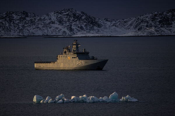 ▲▼丹麥海軍巡邏艦「勞格·柯克號」（HDMS Lauge Koch）航行於格陵蘭首府努克（Nuuk）的舊港附近。（圖／路透）