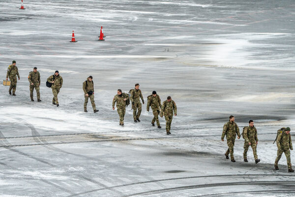 ▲▼丹麥士兵抵達格陵蘭努克（Nuuk）機場。（圖／路透）