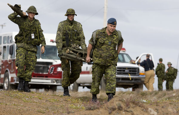 d8592828-1 ▲▼加拿大軍方在努納福特特區(Nunavut)伊魁特(Iqaluit)進行大規模傷亡演習。(圖/達志影像/美聯社)