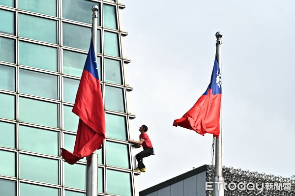 ▲▼ 美國自由攀岩名將霍諾德（Alex Honnold）於台灣時間25日挑戰徒手攀登台北101。（圖／記者李毓康攝）