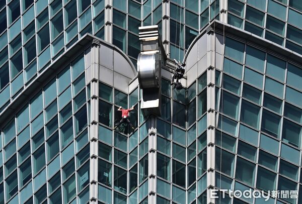 ▲▼ 美國自由攀岩名將霍諾德（Alex Honnold）於台灣時間25日挑戰徒手攀登台北101 。（圖／記者李毓康攝）