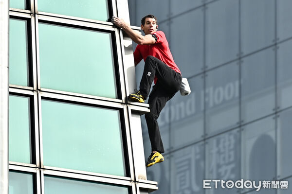 d8596895-1 ▲▼美國自由攀岩名將霍諾德(Alex Honnold)於台灣時間25日挑戰徒手攀登台北101。(圖/記者李毓康攝)