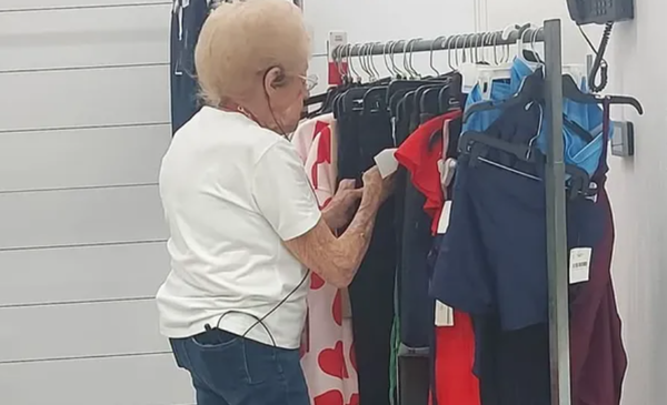 服飾店驚見「92歲白髮奶奶」為生計搬貨工作　女顧客1善舉助退休。（圖／翻攝自募款網站GoFundMe）