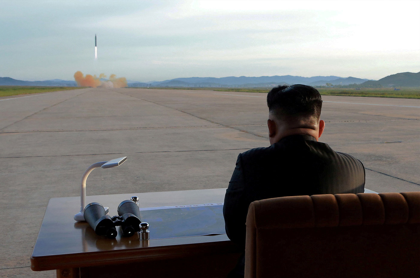 2965159 ▲▼金正恩看著飛彈發射 。(圖/路透社)