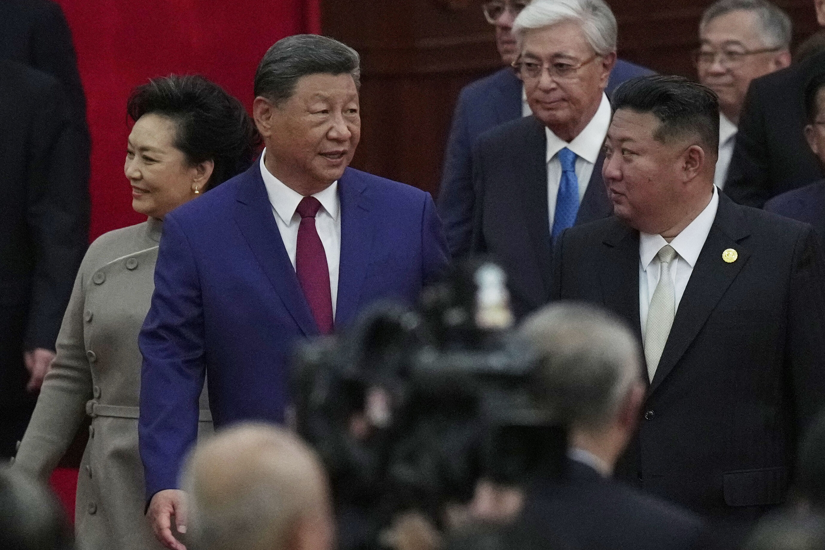 8384371 ▲▼習近平、金正恩3日在北京天安門閱兵時親密交談。(圖/達志影像/美聯社)