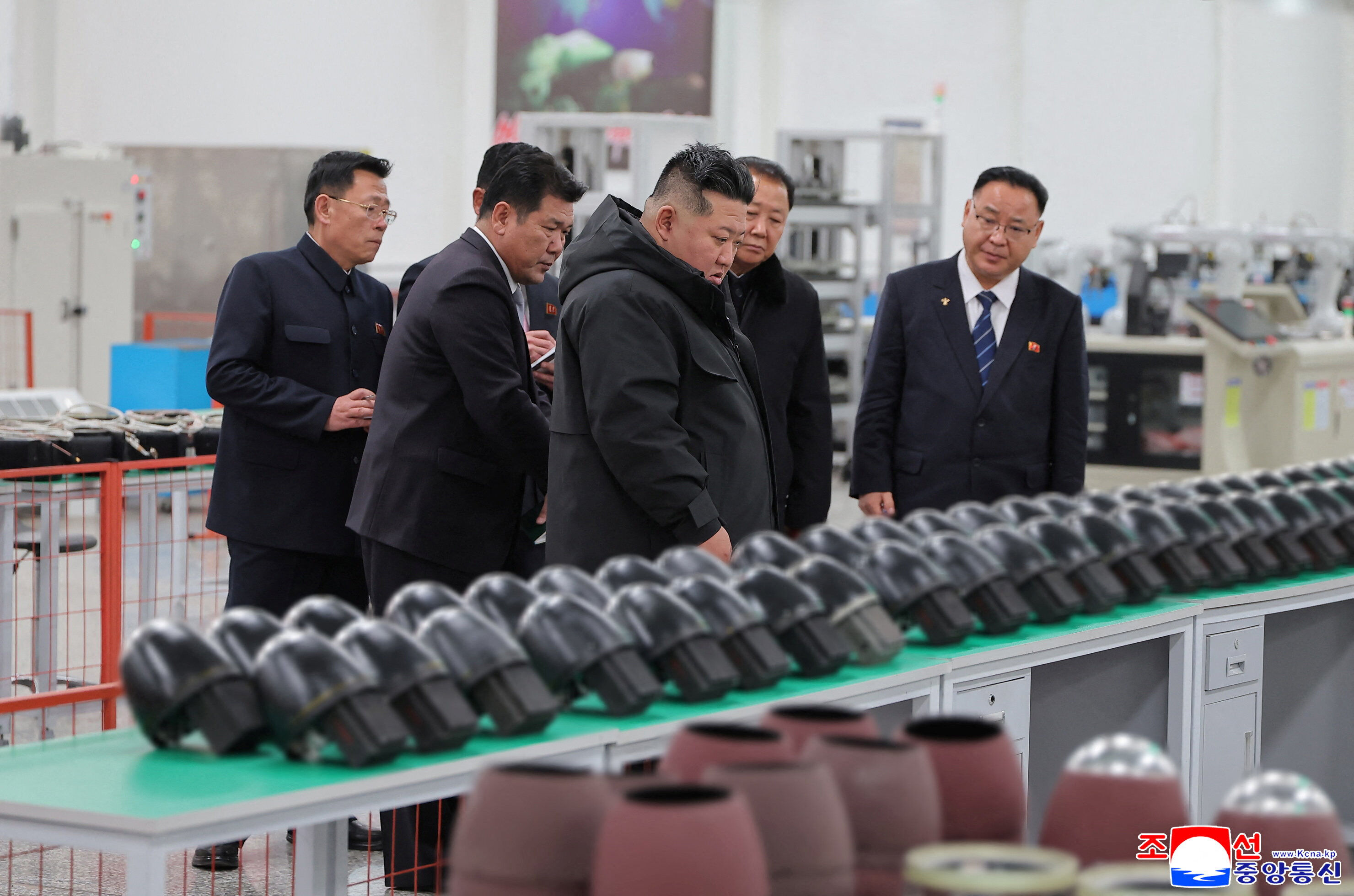 ▲▼北韓最高領導人金正恩3日視察重要軍需工廠。（圖／路透）