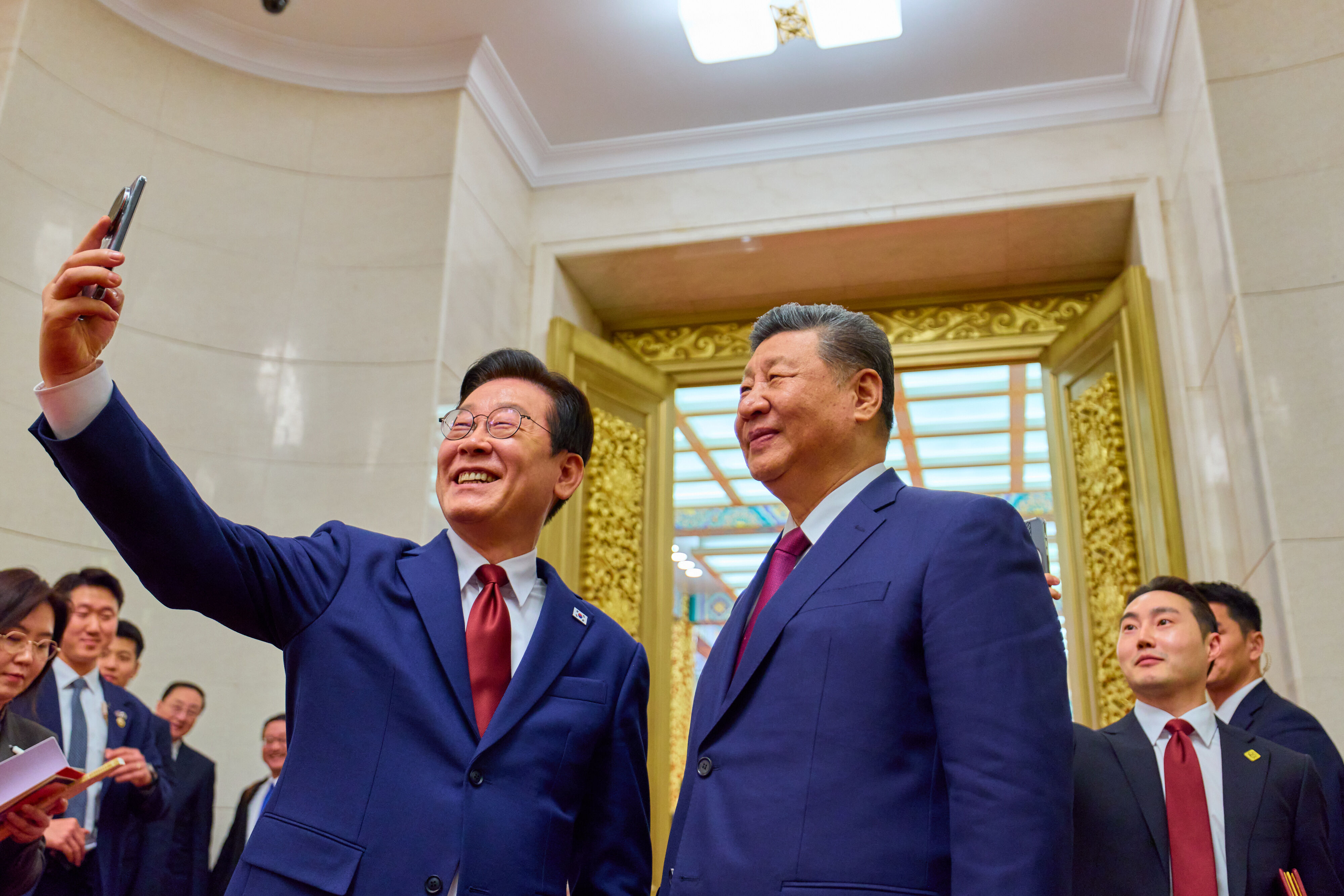 ▲▼李在明拿起小米手機，與習近平親切自拍。（圖／翻攝自X）