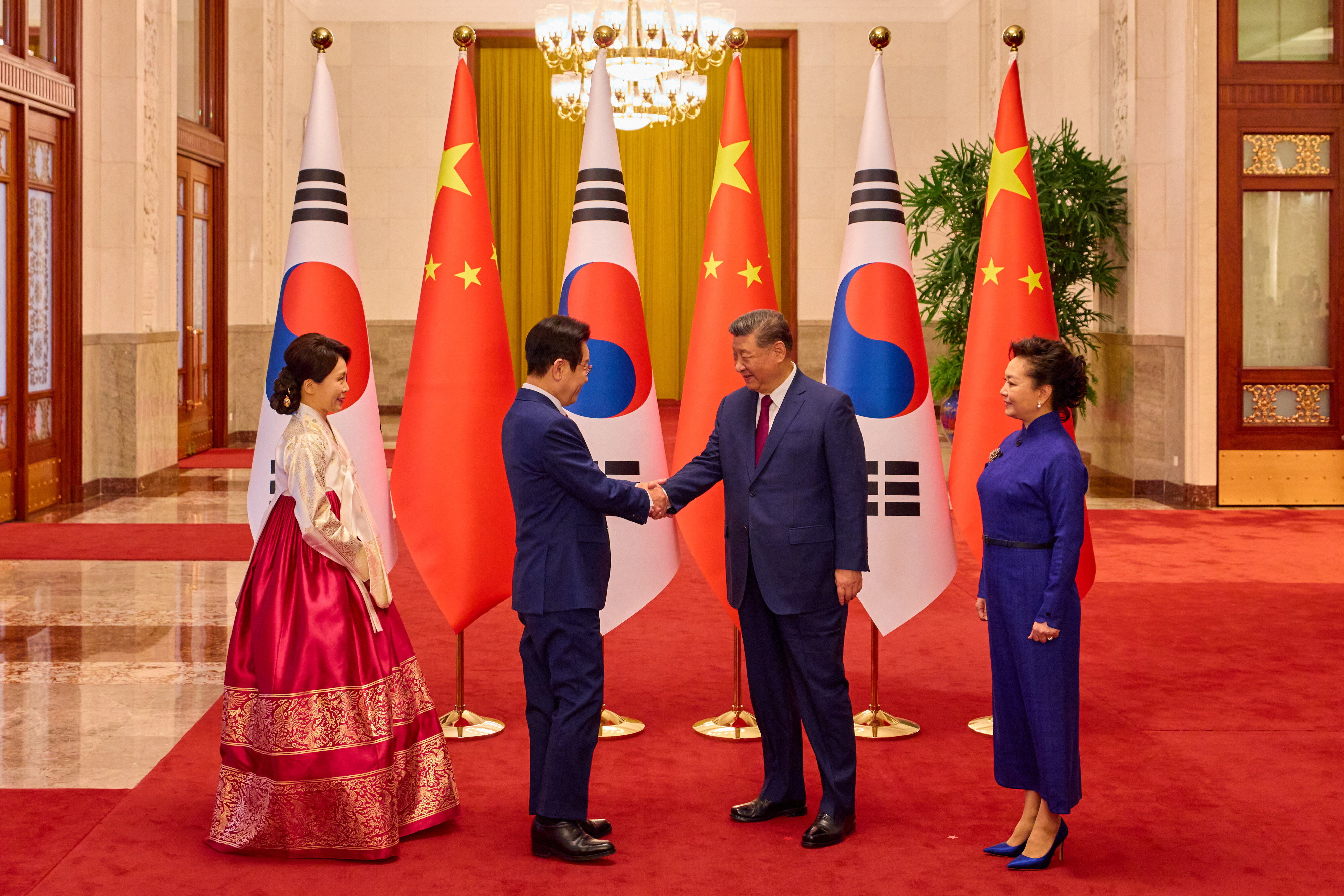 ▲▼南韓總統李在明與金惠景夫婦出席北京人民大會堂歡迎儀式，向中國國家主席習近平與彭麗媛夫婦握手致意。（圖／路透）