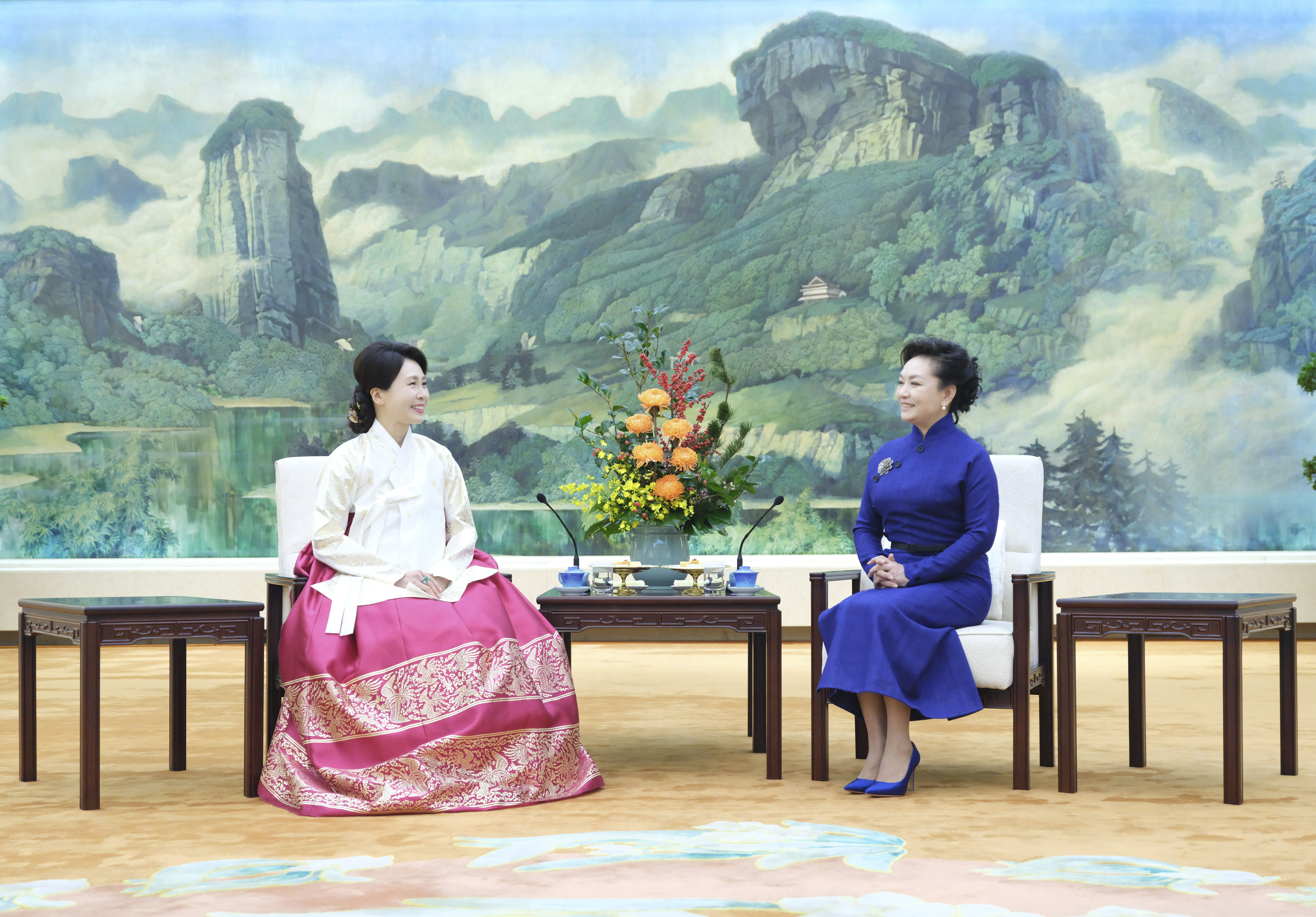 8568337 ▲▼金惠景、彭麗媛5日在北京人民大會堂福建廳出席茶敘。(圖/達志影像/newscom)