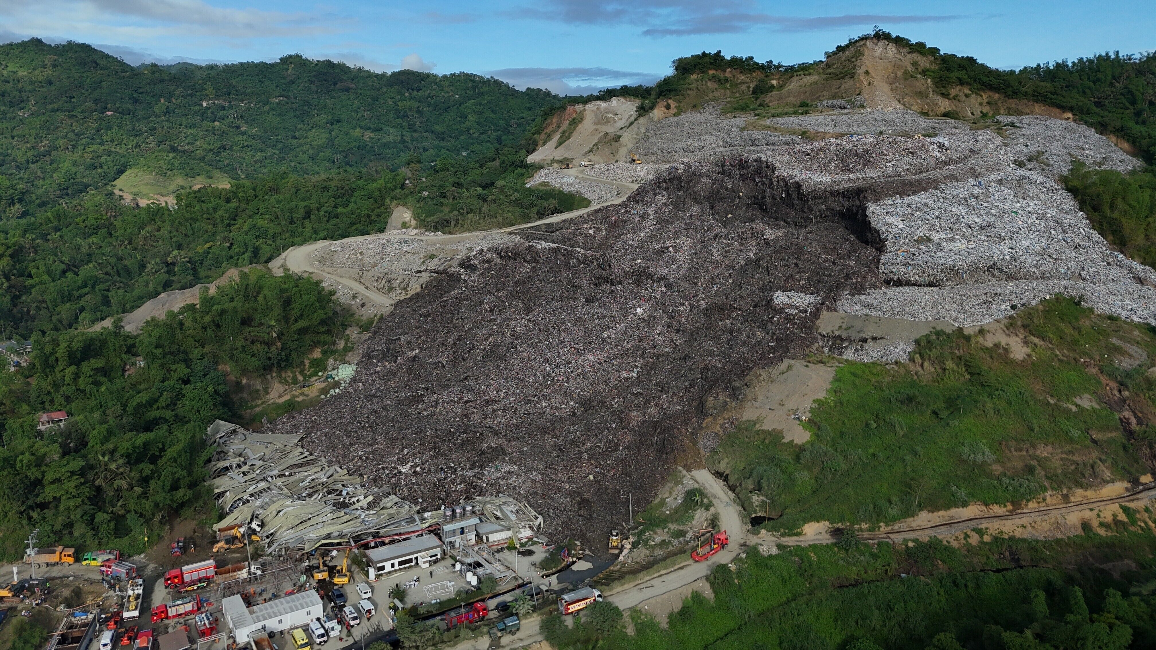 ▲▼菲律賓宿霧市郊區垃圾掩埋場坍塌，造成至少3人死亡、36人失蹤。（圖／達志影像／美聯社）