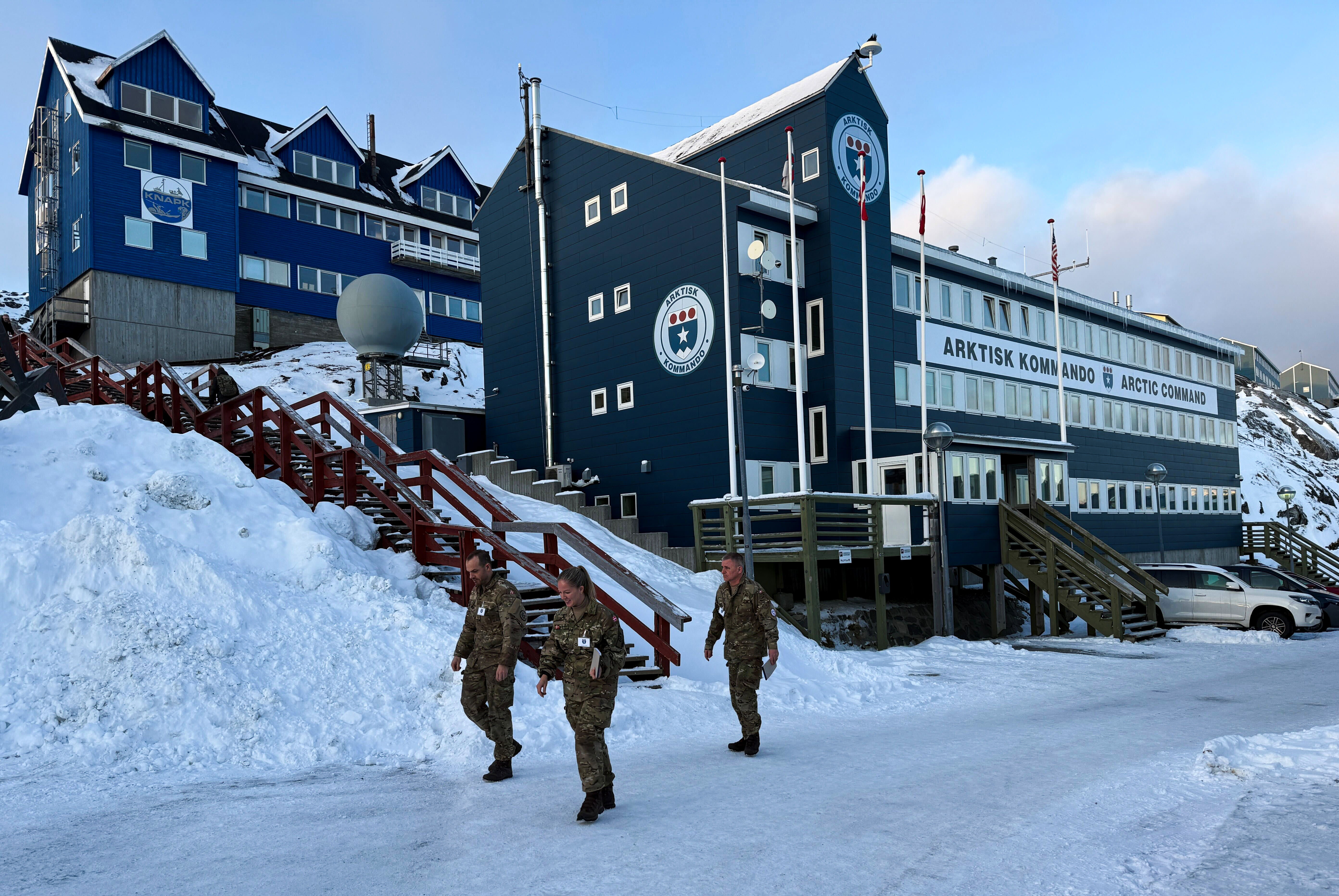 ▲▼士兵們經過位於格陵蘭努克（Nuuk）的北極司令部（Arktisk Kommando）。（圖／達志影像／美聯社）