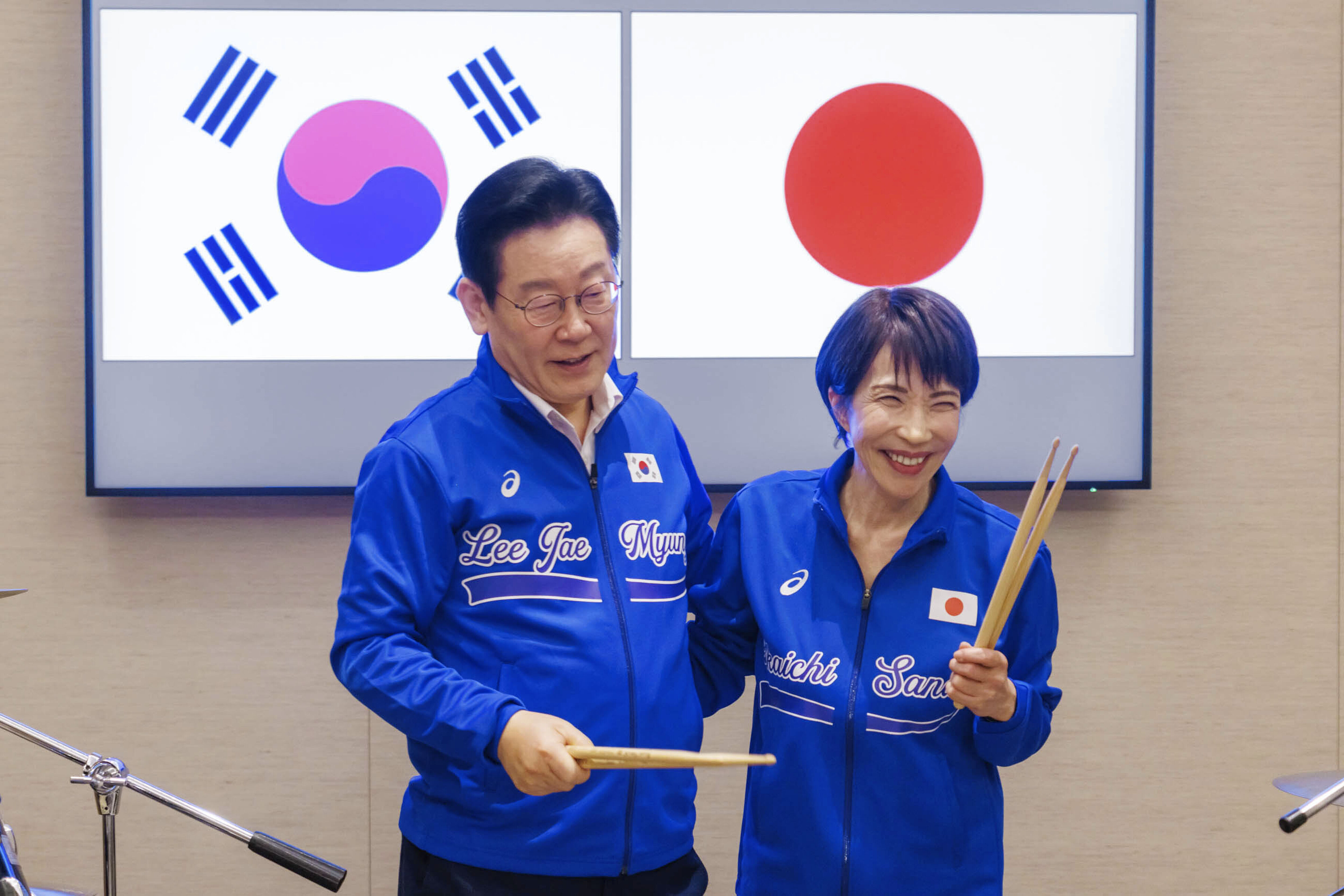 8584577 ▲▼日本首相高市早苗接待南韓總統李在明時展現超強親和力,兩人一起打鼓,獲得南韓民眾好感。(圖/達志影像/美聯社)