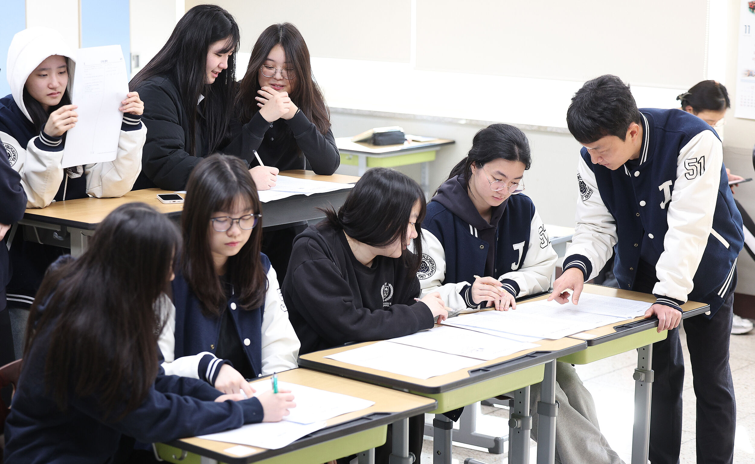▲▼2025年南韓大學入學考試，高三生考完後在教室互相對答案。（圖／VCG）