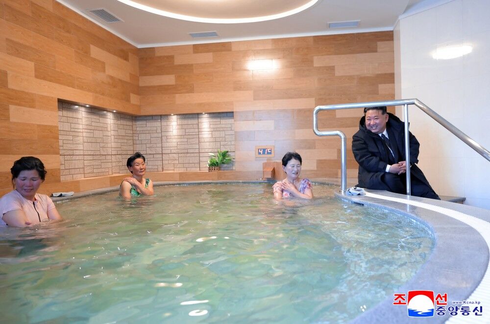 ▲▼金正恩20日前往咸鏡北道鏡城郡溫堡勞動者休養所視察，視察女湯。（圖／翻攝自朝中社）