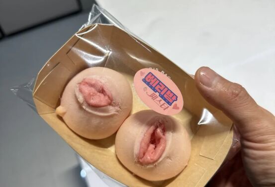 ▲▼南韓SPC集團烘焙品牌「巴黎貝甜」推出新品「莓果杜拜巧克力Q餅」，外觀意外引發話題。（圖／翻攝自韓網）