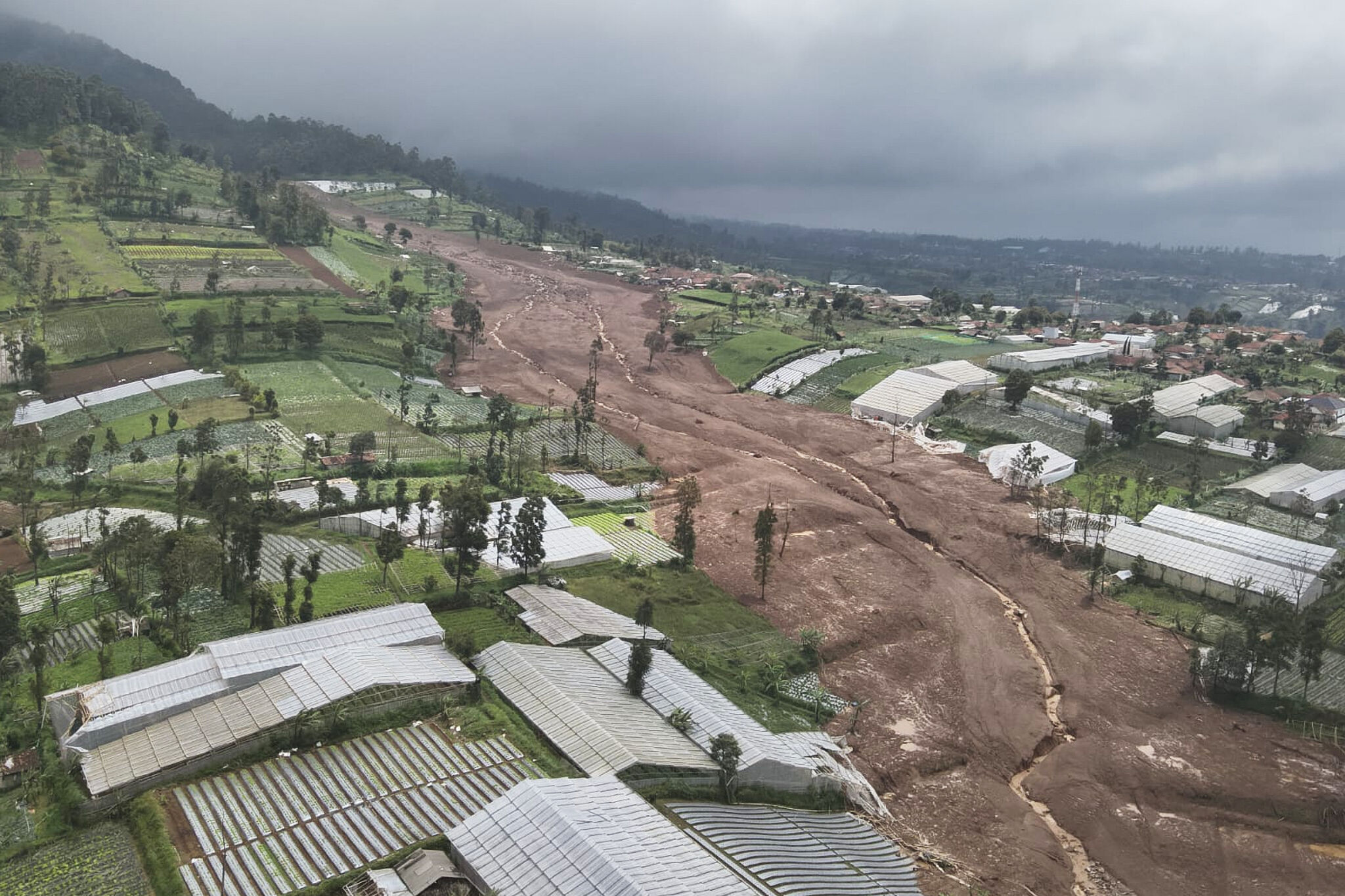 ▲▼印尼西爪哇省西萬隆（West Bandung）地區24日凌晨發生嚴重山崩。（圖／達志影像／美聯社）