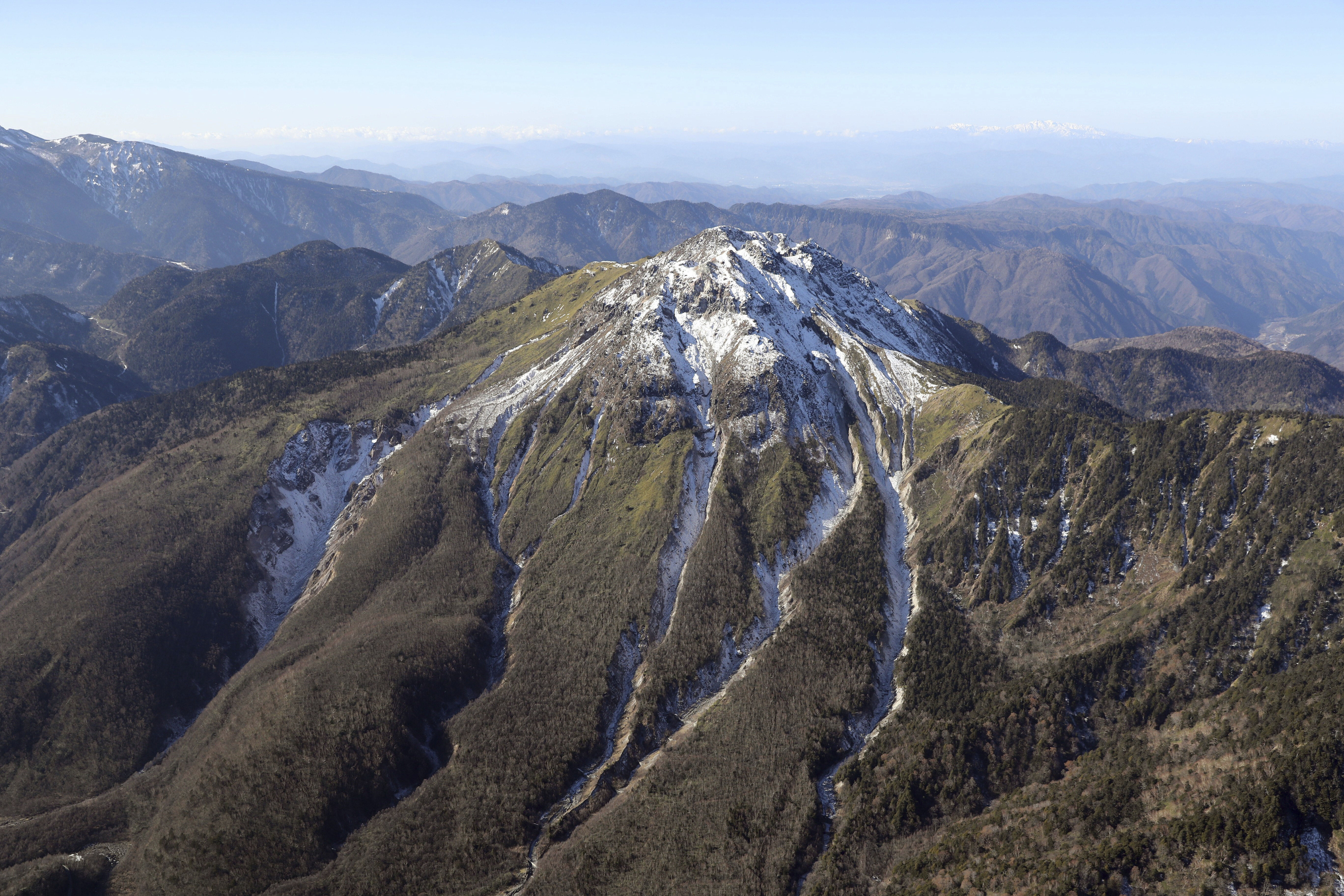 8596592 ▲▼日本橫跨長野縣、岐阜縣縣境的活火山「燒岳」,25日起火山活動頻繁。(圖/達志影像/美聯社)