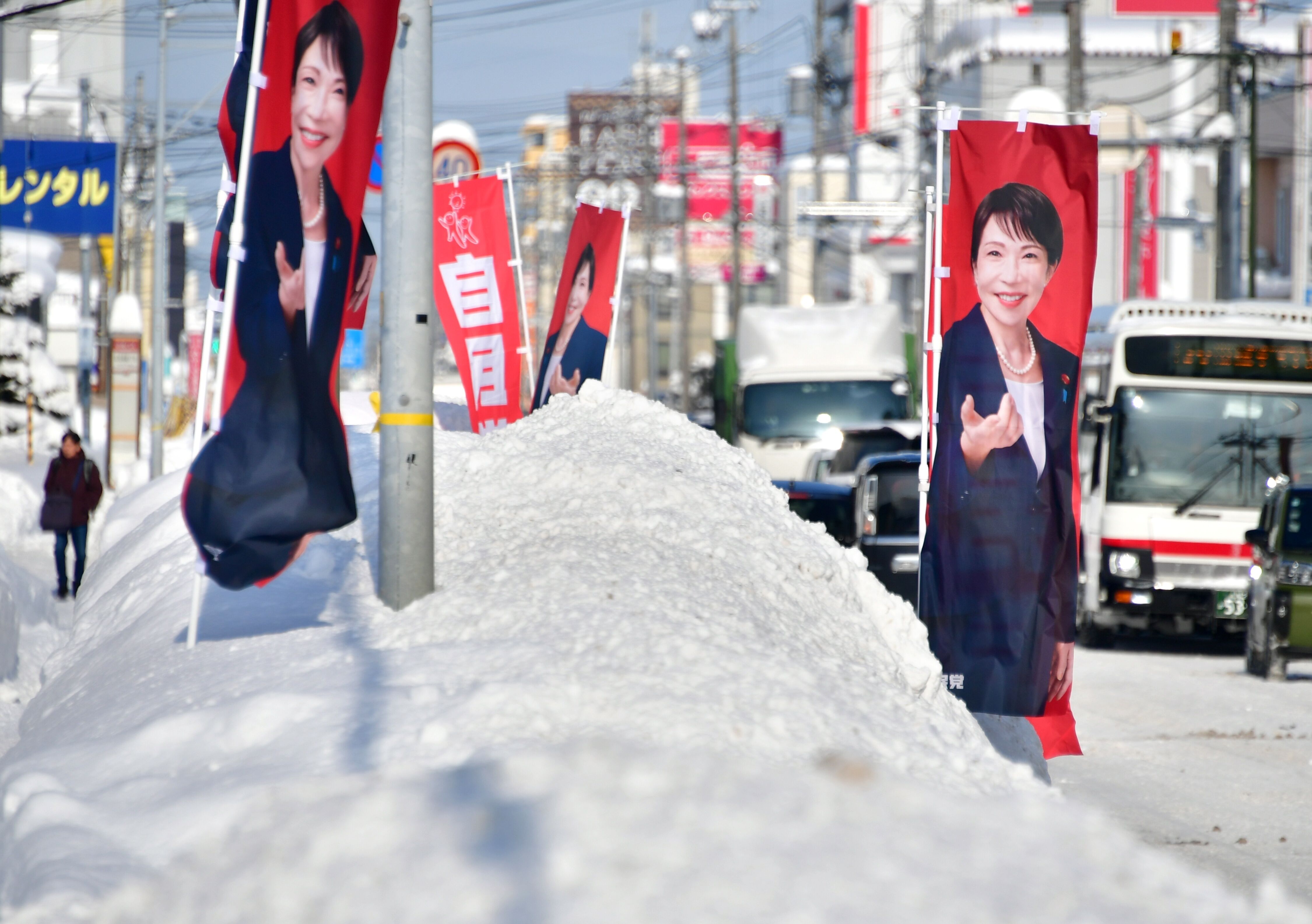 ▲▼日本北海道札幌市降下暴雪，新千歲機場周邊交通網癱瘓，JR北海道決定晚間停駛。（圖／達志影像／美聯社）