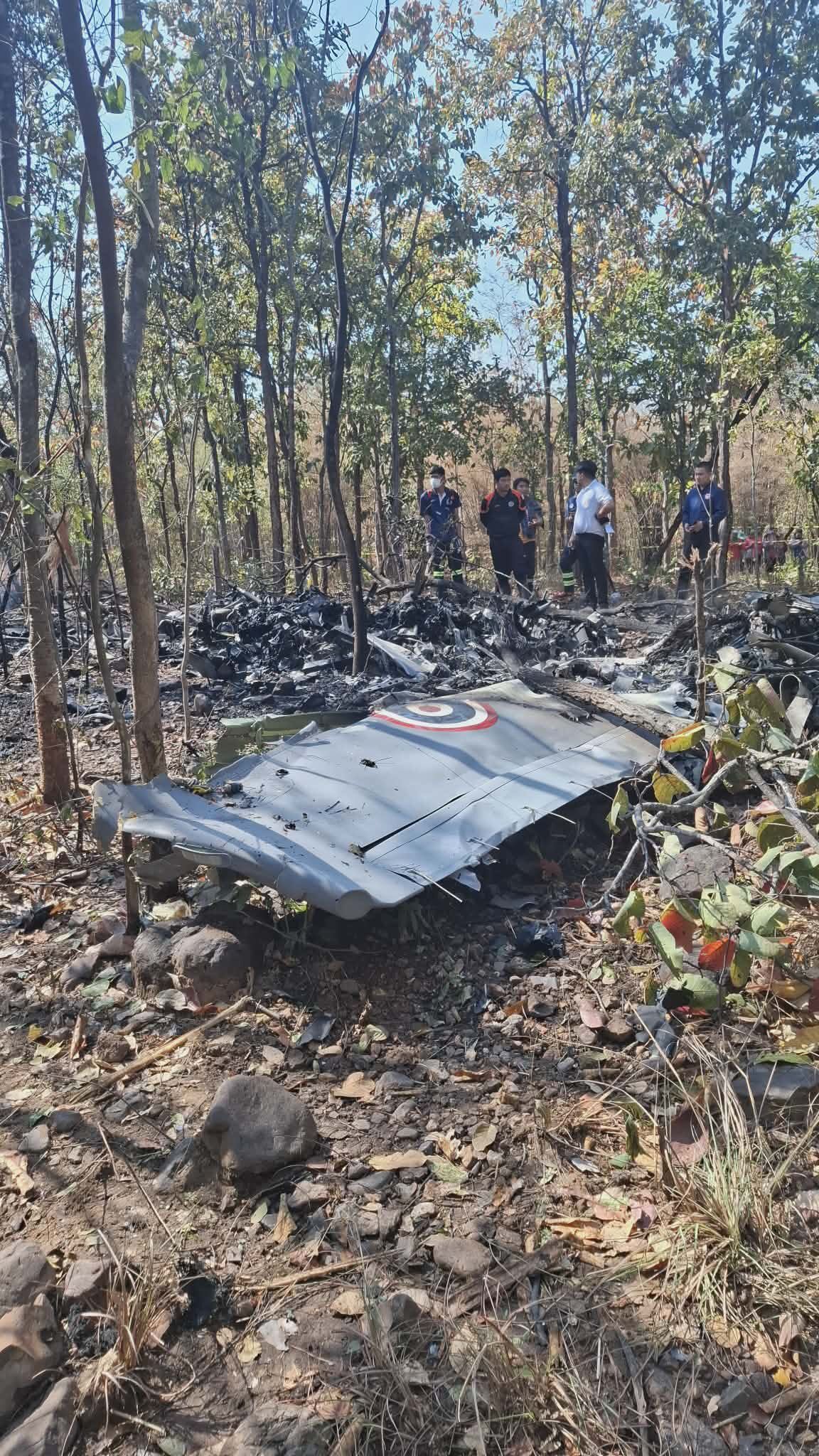 ▲▼泰軍機墜毀清邁「2飛行員喪生」！殘骸四散一片焦黑。（圖／翻攝臉書หน่วยกู้ภัยแม่โจ้）