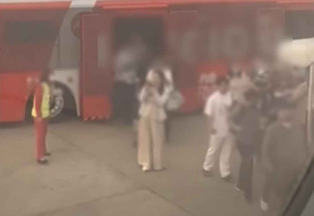 ▲▼扯！亞航「23乘客」被鎖接駁車。（圖／翻攝自KhaoSod）