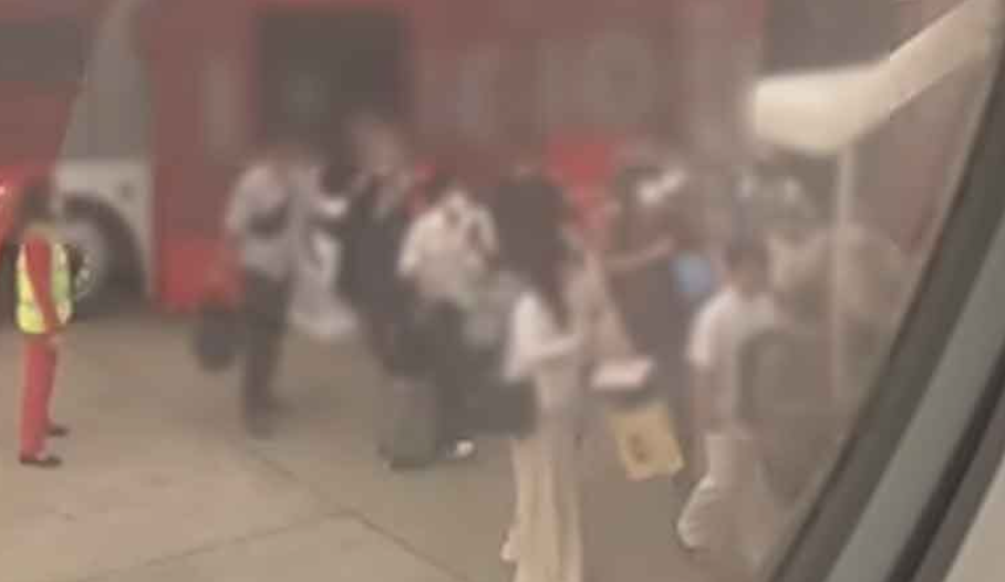 ▲▼扯！亞航「23乘客」被鎖接駁車。（圖／翻攝自KhaoSod）