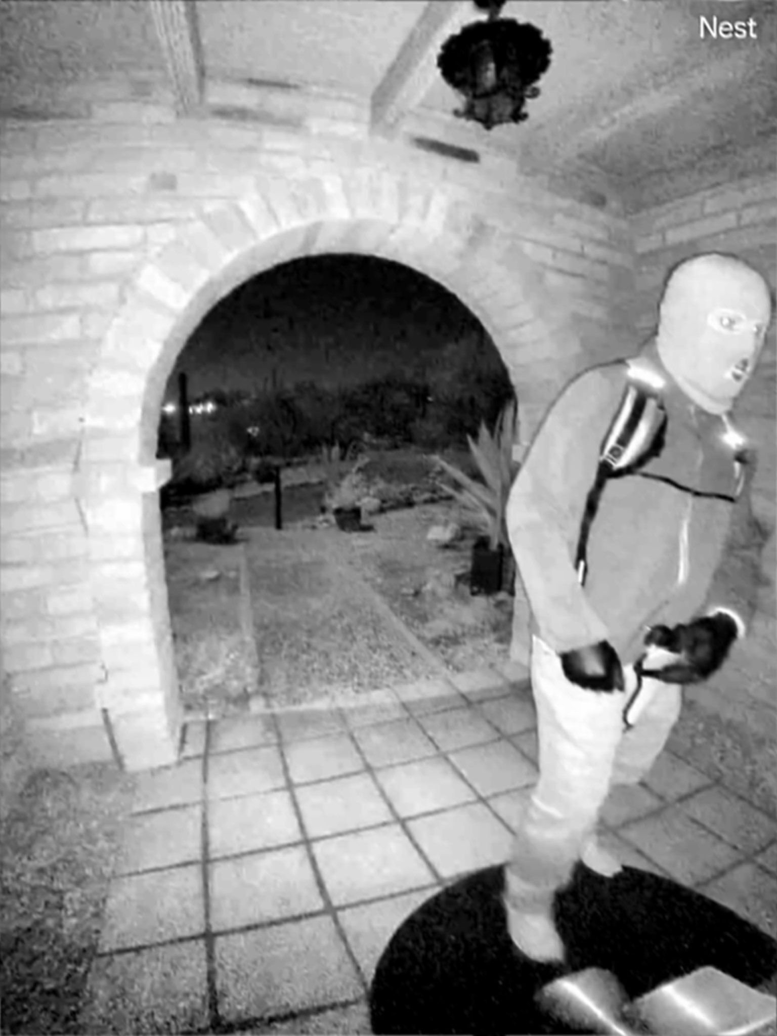 ▲▼新聞主播母親失蹤，FBI釋蒙面男遮門口監視器畫面。（圖／翻攝X／@FBIDirectorKash）