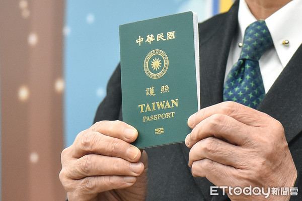 ▲▼外交部長吳釗燮視察新版晶片護照民眾申辦情形。（圖／記者李毓康攝）