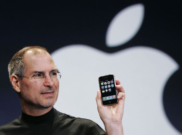 d7125255-1 ▲▼蘋果公司聯合創辦人賈伯斯(Steve Jobs)於2007年發表第一代iPhone手機。(圖/達志影像/美聯社)