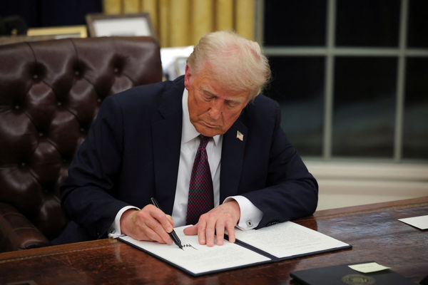 ▲▼川普,橢圓形辦公室（Oval Office）,簽署行政命令。（圖／路透）