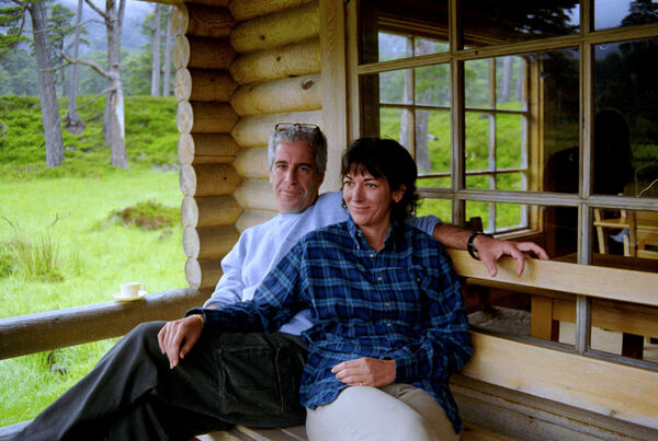 d8546829-1 ▲▼ 美國司法部19日公開已故富商、性犯罪者艾普斯坦(Jeffrey Epstein)大量檔案照片。其前女友、已定罪共犯麥克斯威爾(Ghislaine Maxwell)(圖/路透)