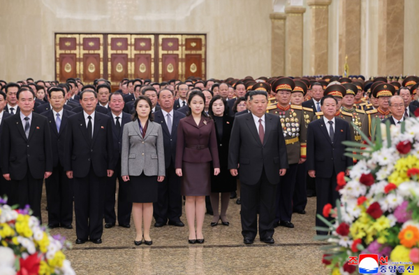 d8563671 ▲▼北韓領導人金正恩於元旦當天帶著女兒金主愛首度參謁錦繡山太陽宮、參與新年慶祝活動。(圖/達志影像/美聯社)