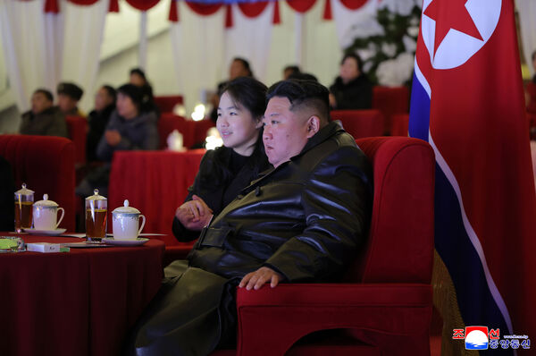 d8563672 ▲▼北韓領導人金正恩於元旦當天帶著女兒金主愛首度參謁錦繡山太陽宮、參與新年慶祝活動。(圖/達志影像/美聯社)