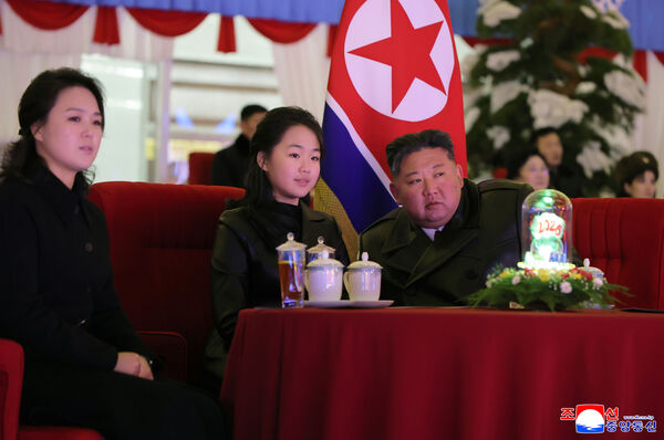 d8563673 ▲▼北韓領導人金正恩於元旦當天帶著女兒金主愛首度參謁錦繡山太陽宮、參與新年慶祝活動。(圖/達志影像/美聯社)