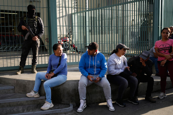 d8567082 ▲▼委內瑞拉首都卡拉卡斯(Caracas)超市外排起長長人龍,人們囤購儲備基本物資。(圖/達志影像/美聯社)