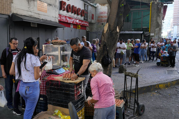d8567083 ▲▼委內瑞拉首都卡拉卡斯(Caracas)超市外排起長長人龍,人們囤購儲備基本物資。(圖/達志影像/美聯社)