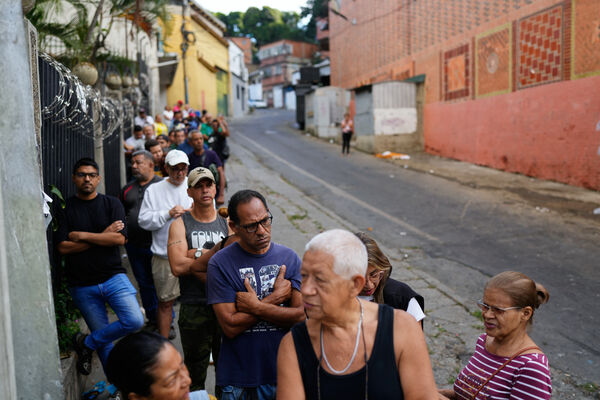 d8567084 ▲▼委內瑞拉首都卡拉卡斯(Caracas)超市外排起長長人龍,人們囤購儲備基本物資。(圖/達志影像/美聯社)